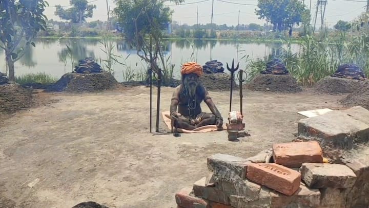 दिल्ली में जहां प्रचंड गर्मी के कारण लोगों का बुरा हाल हो रहा है. थोड़ी देर बाहर रहने पर लोगों को डिहाइड्रेशन जैसी समस्या परेशान करने लगती है. ऐसे में बीते 21 दिनों से लगातार खुले आसमान के नीचे अग्नि कुंडों के बीच बाबा का तप करना काफी हैरानी भरा है.