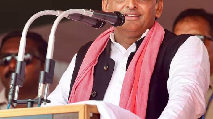 समाजवादी पार्टी के राष्ट्रीय अध्यक्ष अखिलेश यादव से जब अपर्णा यादव को लेकर सवाल पूछा गया तो वह सवालों से बचते नजर आए. पत्रकारों द्वारा बार-बार पूछे जाने पर अखिलेश यादव ने घुमा फिरा कर जवाब दिया. अपर्णा यादव को लेकर जब उनसे सवाल पूछा गया तो उन्होंने कहा कि यह कोई बड़ा मुद्दा नहीं है.