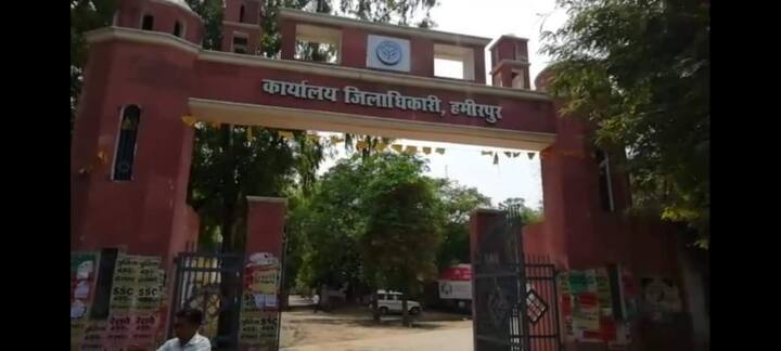 हमीरपुर जिले के डी एम राहुल पाण्डेय ने लोगों को हीट स्ट्रोग से बचने के लिए बिना काम के घरों से बाहर न निकलने की सलाह दी है. तो वहीं जिला आपदा प्रबंधन प्राधिकरण, हमीरपुर की तरफ से जनहित में लू प्रकोप और गर्म हवा से बचाव हेतु जनहित में एडवाइजरी जारी किया गया है. जनपद में लगातार तापमान बढ़ने के साथ-साथ गर्म हवा, लू का प्रकोप भी बढ़ गया है. लू से जनहानि भी हो सकती है. इसके असर को कम करने के लिए और लू से होने वाली जनहानि की रोकथाम के लिए जरूरी सावधानियां और बचाव में “क्या करें , क्या न करें” का जनपद स्तर पर व्यापक प्रचार-प्रसार किया जाना है. 