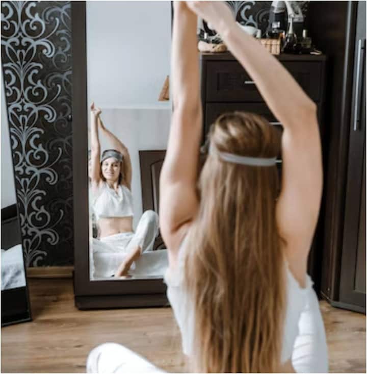 मिरर अफर्मेशन शीशे के सामने खड़े होकर अपने आप से ज़ोर से पॉजिटिव बातें कहें. जैसे