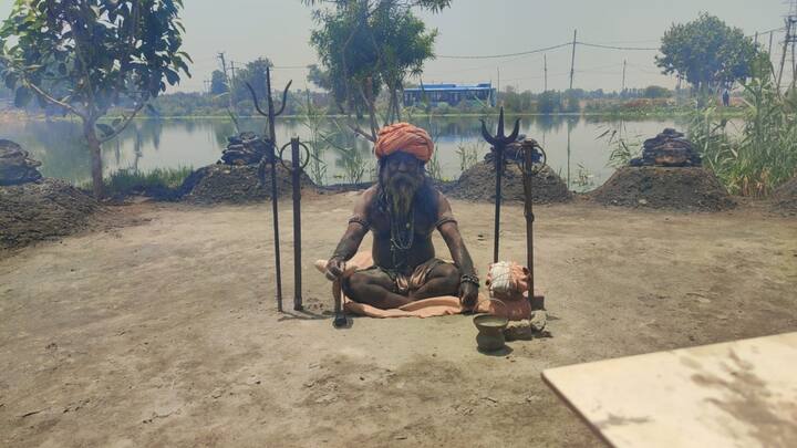 पिछले 32 वर्षों से बाबा गोरखनाथ के आशीर्वाद से अनिल नाथ लगातार इस कठिन तपस्या को करते आ रहे हैं. उन्होंने बताया कि न ही उन्हें डिहाइड्रेशन की समस्या है और ना ही चिलचिलाती गर्मी से होने वाली बीमारियों की फिक्र है.