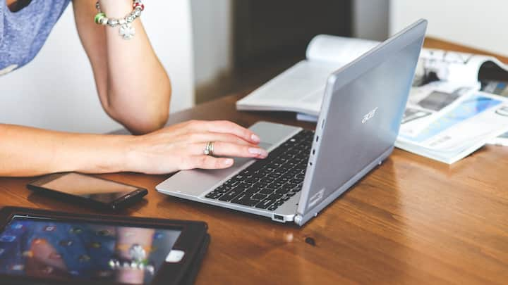 Branded laptops on Sale: हम आपको कुछ ऐसे लैपटॉप के बारे में बताने जा रहे हैं, जो अमेजन पर डिस्काउंट के साथ मिल रहे हैं. इनमें ASUS, Lenovo, MSI, Acer और HP के लैपटॉप शामिल हैं.