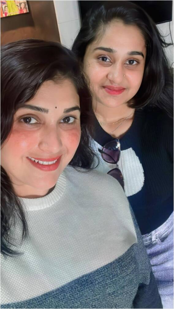 వాళ్లిద్దరితో క్లోజ్‌గా... త్రినయని ఫేమ్ పవిత్రా జయరాం పర్సనల్ ఫోటోలు