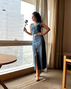 Raashi khanna : డబుల్ డెనిమ్ జీన్స్​లో బెడ్​పై ఫోజులిస్తున్న రాశి ఖన్నా.. రసగుల్లా స్వీట్​లా ఉన్నావంటున్న ఫ్యాన్