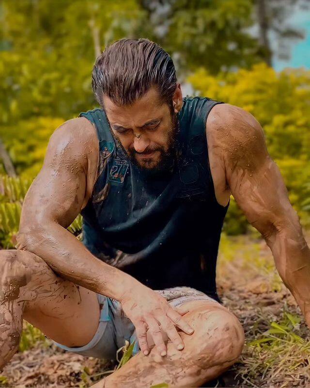 वहीं खबरों के अनुसार सलमान खान इस बात इतना गुस्सा गए थे कि उन्होंने अभिषेक की गाड़ी में तोड़फोड़ भी की थी. लेकिन अभिषेक अपने फैसले पर अड़े रहे और ऐश्वर्या के साथ कई फिल्मों में बाद में भी काम किया.