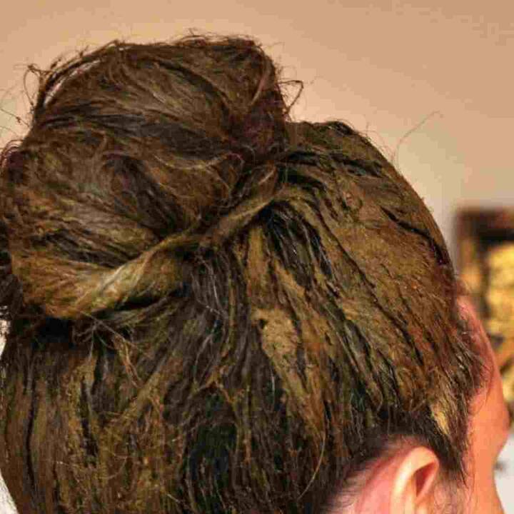 ਲੋਕ ਸਦੀਆਂ ਤੋਂ ਵਾਲਾਂ ਦੀ ਦੇਖਭਾਲ ਲਈ ਮਹਿੰਦੀ ਦੀ ਵਰਤੋਂ ਕਰਦੇ ਆ ਰਹੇ ਹਨ। ਮਹਿੰਦੀ ਦੀ ਮਦਦ ਨਾਲ ਤੁਸੀਂ ਆਪਣੇ ਵਾਲਾਂ ਨੂੰ ਕੁਦਰਤੀ ਰੂਪ ਨਾਲ ਕਲਰ ਕਰ ਸਕਦੇ ਹੋ ਅਤੇ ਸਲੇਟੀ ਵਾਲਾਂ ਦੀ ਸਮੱਸਿਆ ਤੋਂ ਵੀ ਛੁਟਕਾਰਾ ਪਾ ਸਕਦੇ ਹੋ। ਕਿਉਂਕਿ ਇਸ ਵਿਚ ਕੈਮੀਕਲ ਨਹੀਂ ਹੁੰਦੇ, ਇਸ ਨੂੰ ਵਾਲਾਂ ਲਈ ਬਹੁਤ ਫਾਇਦੇਮੰਦ ਮੰਨਿਆ ਜਾਂਦਾ ਹੈ।