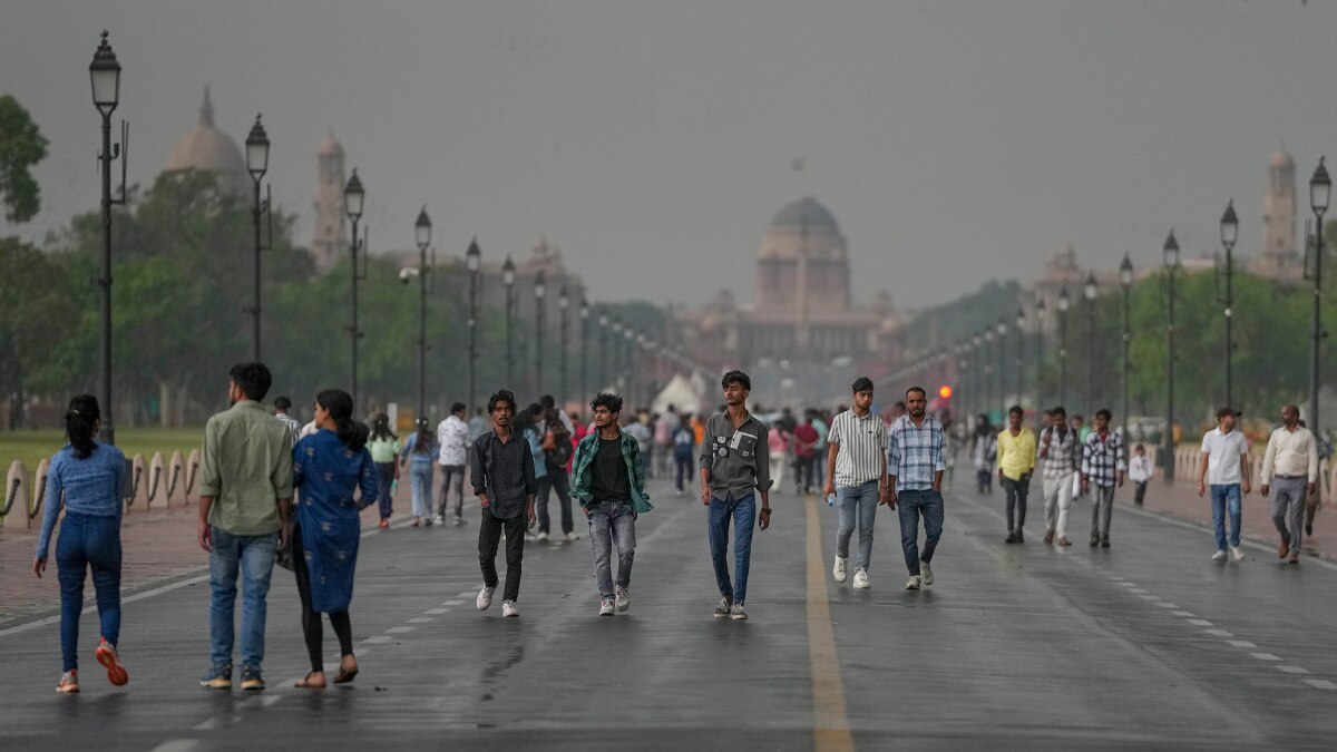 Delhi Rain Forecast: दिल्ली में बारिश का इंतजार जल्द होगा खत्म, यहां जानें IMD का लेटेस्ट अपडेट