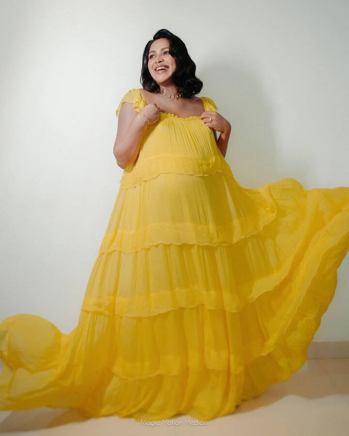 అమలాపాల్ మరోసారి ప్రెగ్నెన్సీ బెల్లీతో ఫోటోషూట్ చేసింది. ఈ ఫోటోల్లో అమలా చాలా నిండుగా కనిపించింది. (Images Source : Instagram/amala paul)