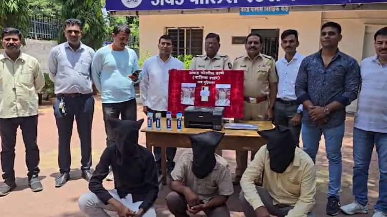 Nashik Crime Police arrested three suspects for printing fake Rs 500 notes Maharashtra Marathi News Nashik Crime : नाशिकमध्ये बनावट नोटा छापणाऱ्या टोळीचा पर्दाफाश, तीन जणांना अटक