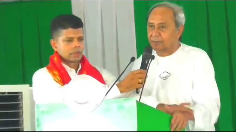 CM Naveen Patnaik Hand trembled During Rally BJP Slams VK Pandian said ex Bureaucrat Controlling future of Odisha Lok Sabha Elections 2024: नवीन पटनायक के कांपते हाथ को पांडियन ने छुपाया तो भड़की BJP ने लगाई फटकार; सरमा बोले- 'ओडिशा के भविष्य पर नियंत्रण...'