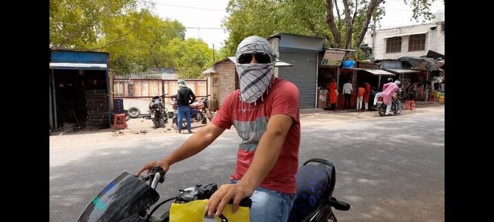 गर्मी से बचने के खास उपाए-कड़ी धूप में बाहर न निकालें खासकर दोपहर 12:00 बजे से 3:00 बजे तक के बीच में. जितनी बार हो सके पानी पियें प्यास न लगे तो भी पानी पिएं. हल्के रंग के ढीले– ढीले सूती कपड़े पहने. धूप से बचने के लिए गमछा, टोपी, छाता, धूप का चश्मा, जूते और चप्पल का इस्तेमाल करें. सफर में अपने साथ पानी रखें. शराब, चाय, कॉफी जैसे पेय पढ़ार्थों का इस्तेमाल न करें. यह शरीर को निर्जलित कर सकते हैं. अगर आपका काम बाहर का है तो टोपी, गमछा या छाते का इस्तेमाल जरूर करें और गीले कपड़े को अपने चेहरे, सिर और गर्दन पर रखें.