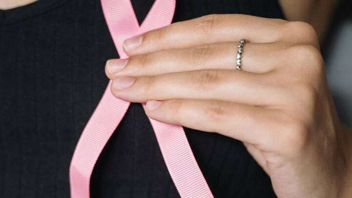 Breast cancer : स्तनाचा कर्करोग हा महिलांसाठी धोकादायक आजार आहे.