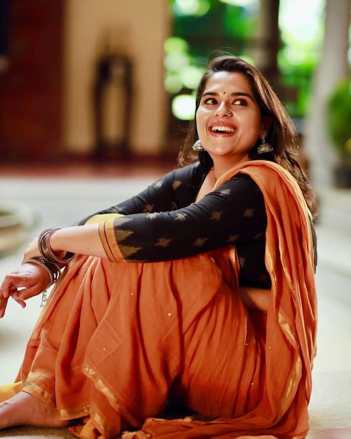 సోషల్ మీడియాలోనూ బాగా యాక్టివ్ గా ఉంటుంది. Photo Credit: Kavya Kalyanram/Instagram