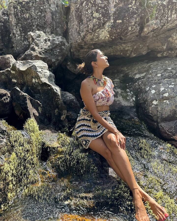 ప్రస్తుతం పలు సినిమాలు పరిశీలనలో ఉన్నాయని.. కొన్ని స్క్రిప్ట్స్ బాగా నచ్చాయని.. త్వరలోనే అప్​డేట్స్ ఇస్తానని తెలిపింది.(Images Source : Instagram/Manchu Lakshmi)