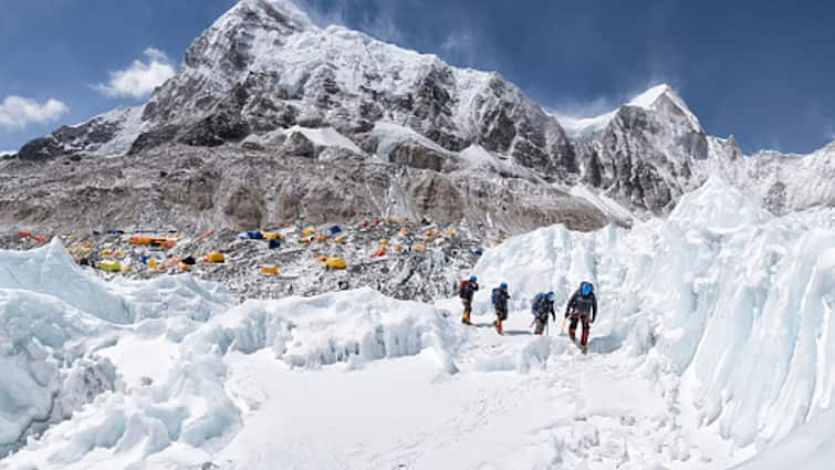 India Mountaineer Dies Mount Everest Nepal Kathmandu Death Toll At 8 Missing News British climber Indian Mountaineer Rescued From Everest Succumbs In Kathmandu, Death Toll For The Season Climbs To 8