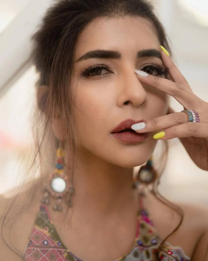 శారీకి తగ్గట్లు జ్యువెలరీ పెట్టుకుని.. నెయిల్ పాలిష్ కూడా మ్యాచ్ అయ్యేలా చూసుకుంది. స్టన్నింగ్ మేకప్​ లుక్​లో డార్క్ బ్రౌన్ లిప్ స్టిక్ వేసుకుని ఈ ఫోటోషూట్ చేసింది.(Images Source : Instagram/Manchu Lakshmi)