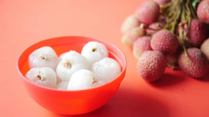 Litchi Benefits : लिची हे एक लहान,रसाळ आणि गोड फळ आहे,ज्याच्या सेवनाने शरीर निरोगी आणि तंदुरुस्त राहते.