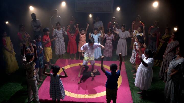 সোহাগ চলে যায় এক অন্য শহরে থাকতে। তার সম্বল বলতে আছে একটাই মানুষ, তার মেয়ে চরকি।