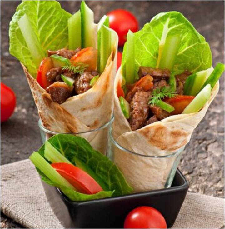 चिकन रोल यह एक प्रोटीन से भरपूर डिश है, जिसे मसालों में भूने हुए कटे हुए चिकन से बनाया जाता है और इसे सॉस और हरी सब्जियों के साथ टॉर्टिला शीट के बीच में रखकर रोल किया जाता है.