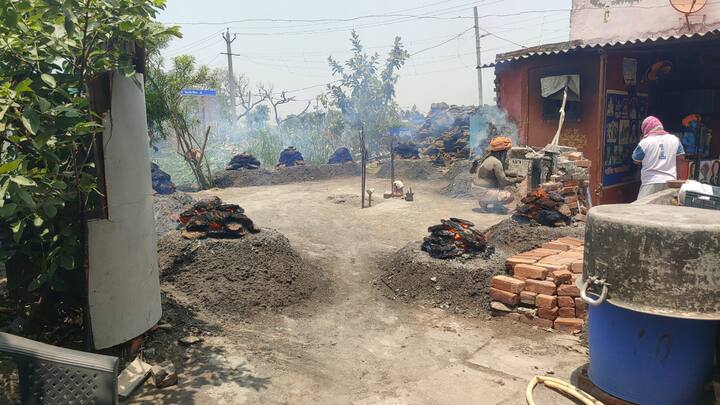 अग्नि कुंडों के बीच तपस्या करने के कारण को लेकर जब एबीपी लाईव की टीम ने बाबा से बात की तो उन्होंने बताया कि वह देश में आपसी भाईचारा, सुख-शांति, मॉनसून जल्द लाने और समृद्धि के लिए ये सब कर रहे हैं. तपस्या का मकसद लोगों को भीषण गर्मी से राहत दिलाना है.