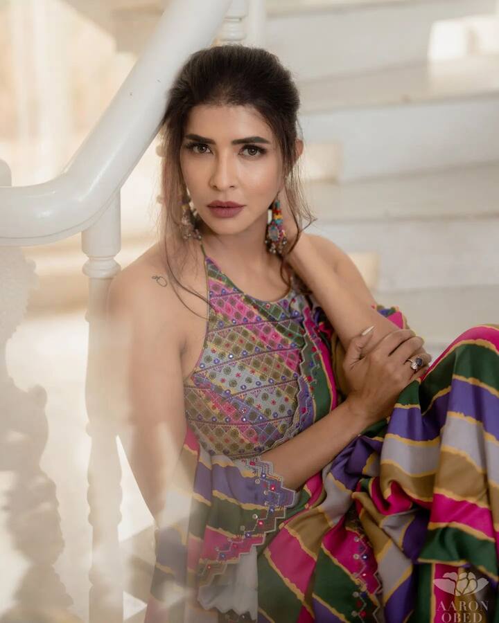ఈ ఫోటోలను ఇన్​స్టాలో షేర్ చేసి.. Saree, not sorry! 🌈✨ Bringing all the colors and a little bit of sass to your feed. అంటూ క్యాప్షన్ ఇచ్చింది.(Images Source : Instagram/Manchu Lakshmi)