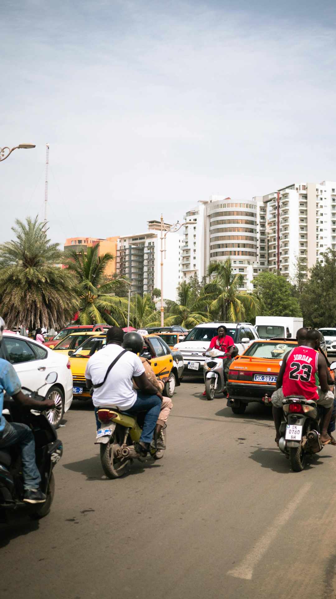 सेनेगल पश्चिम अफ्रीका में स्थित है इसकी राजधानी डकार है
