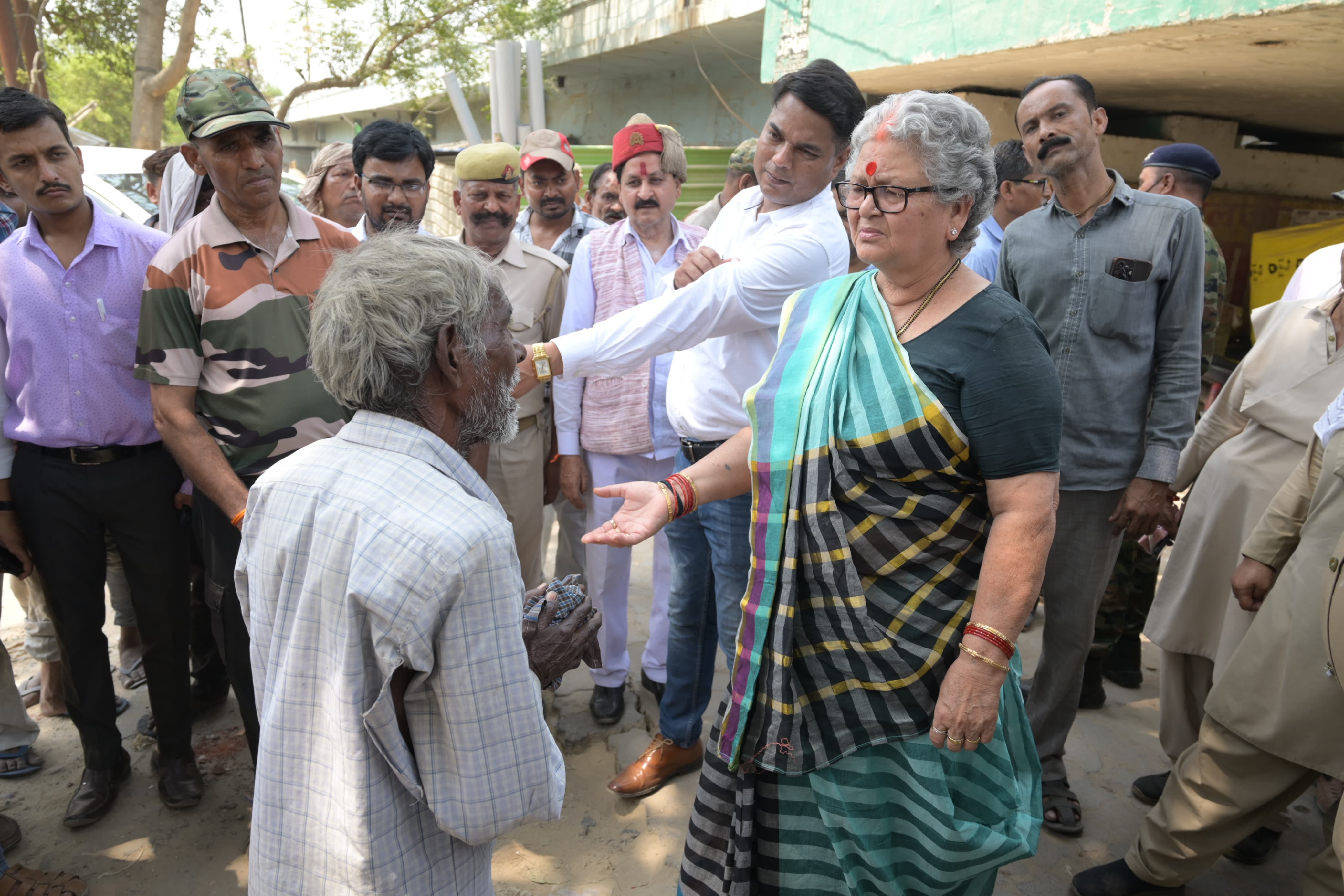 कानपुर: कुत्तों के नोचने से बच्ची की मौत, मेयर ने अवैध मांस-मछली की दुकानों पर चलाया बुलडोजर