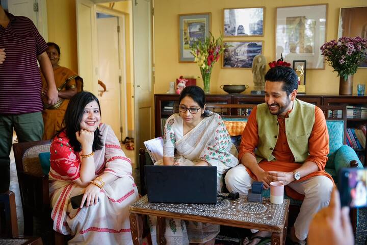 তবে অন্যদের থেকে এক্কেবারে আলাদা পরমব্রত আর পিয়ার 'ওয়েডিং অ্যালবাম'। সেখানে জাঁকজমক নেই, প্রচুর অতিথি সমাগমও নেই। রয়েছে ঘরোয়া অনুষ্ঠান আর আন্তরিকতা।