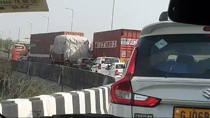 વડોદરા - અમદાવાદ એક્સપ્રેસ હાઇવે પર ઓઇલ ભરીને જતું ટેન્કર ઊંધું વળી જતાં હાઇવે પર ઓઇલ જ ઓઇલ જોવા મળતું હતું.