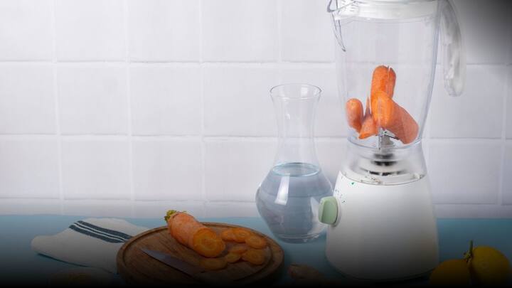 विनेगर का इस्तेमाल करके भी आप मिक्सर ग्राइंडर के जार को साफ कर सकते हैं. इसके लिए सफेद विनेगर को पानी में मिला लें और इसे जार में डालकर स्पंज से साफ करें. बाद में जार को पानी से धो दें.