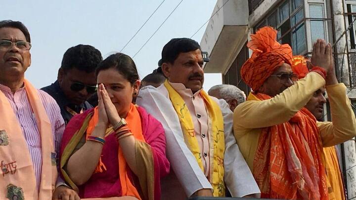 भले ही कन्नौज और मैनपुरी में अपर्णा यादव भाजपा के प्रत्याशियों के लिए चुनाव प्रचार करने नहीं उतरी, लेकिन आजमगढ़ में धर्मेंद्र यादव के खिलाफ खड़े हुए भाजपा प्रत्याशी दिनेश लाल यादव निरहुआ के प्रचार के लिए उतरी थी.