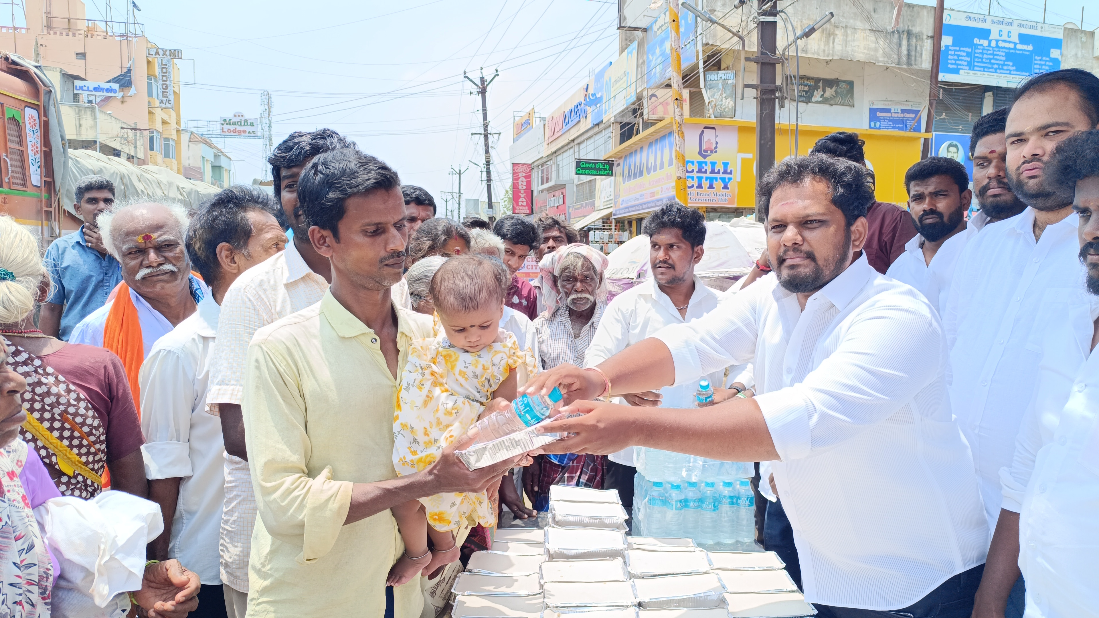 விஜய் போட்ட உத்தரவு... திருப்பத்தூரில் 1000 பேருக்கு உணவு வழங்கி அசத்திய தவெகவினர்