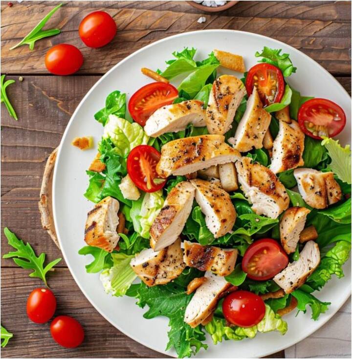 चिकन सलाद इस सलाद को बनाने के लिए आपको ब्लांच किया हुआ कटा हुआ चिकन, मसाले, ढेर सारी हरी सब्जियाँ और मेवे के साथ-साथ शहद, नींबू का रस और पेपरिका पाउडर की ड्रेसिंग करके तैयार की जाती है.