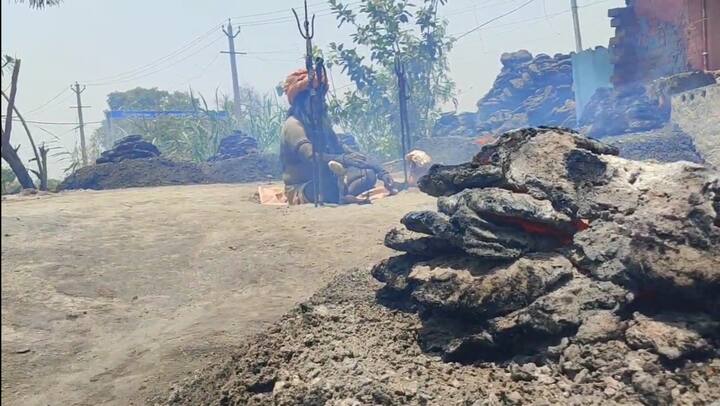 बाबा अनिल नाथ हर दिन लगभग 3 घंटे तक तपस्या करते हैं. बाबा की तपस्या सवा महीने यानी 41 दिनों तक लगातार चलेगी. इस बीच बाबा हर दिन उपवास रख कर फल एवं पानी के साथ अपना व्रत पूरा करते हैं. तपस्या जारी रहने तक उन्होंने अन्न का त्याग कर रखा है.