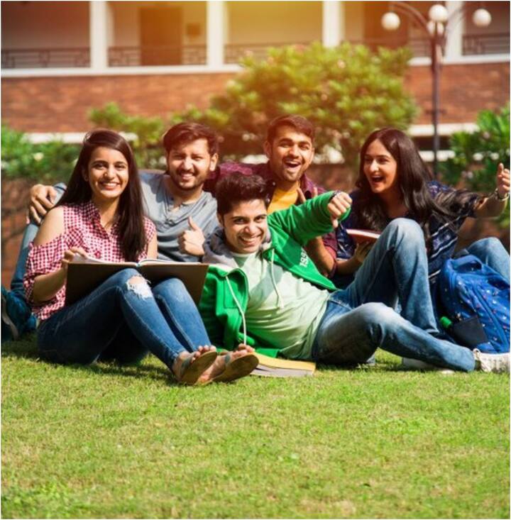 प्रियजनों से जुड़ें अपने किसी करीबी दोस्त या परिवार के सदस्य से संपर्क करें और जो भी आप चाहते हैं उसके बारे में खुलकर बात करें. अपनों के साथ जुड़ने से आराम और समर्थन मिल सकता है, जिससे आपका मूड तुरंत अच्छा हो सकता है.