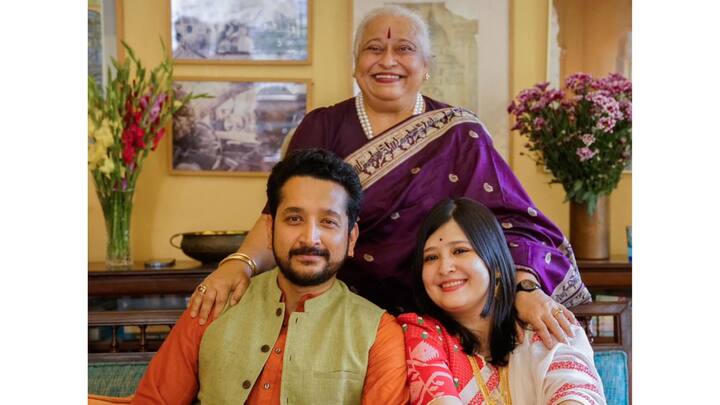 নববধূ মানেই ভারি সাজ, সেই ধারণা নস্যাৎ করে দিয়েছিলেন পিয়া। তবে সাদামাটা সাজের সঙ্গে তাঁর ভারি সোনায় গয়না হবে নজর কেড়েছিল। খুবই হালকা রূপটানে সেজেছিলেন পিয়া।