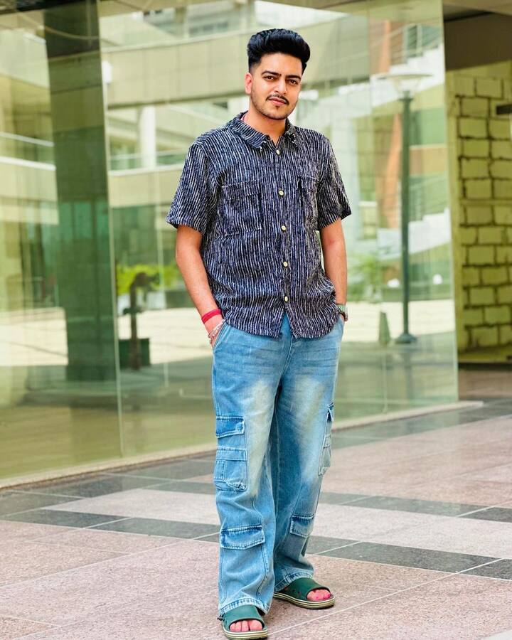 रचित ने जब अपने यूट्यूब करियर की शुरुआत की थी तो कुछ सौ सब्सक्राइबर थे. लोग उनका मजाक उड़ाते थे कि इतने सब्स्क्राइबर वाला यूट्यूबर नहीं होता नचनिया होता है. लेकिन आज रचित के यूट्यूब पर 13 मिलियन से ज्यादा सब्सक्राइबर हैं और उनके हर वीडियो पर लाखों व्यूज आते हैं.