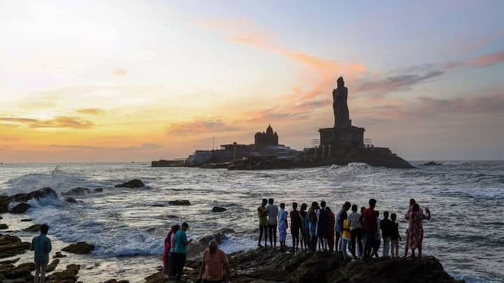 ध्यान मंडपम में ध्यान लगाने के बाद पीएम मोदी शनिवार शाम को कन्याकुमारी हेलीपैड पहुंचेंगे. यहां से वह तिरुवनंतपुरम लौटेंगे और फिर उसी दिन दिल्ली लौट जाएंगे. सूत्रों ने बताया है कि कन्याकुमारी जिला प्रशासन के वरिष्ठ अधिकारियों ने तैयारियों के लिए विवेकानंद केंद्र में हुई बैठक में हिस्सा लिया.