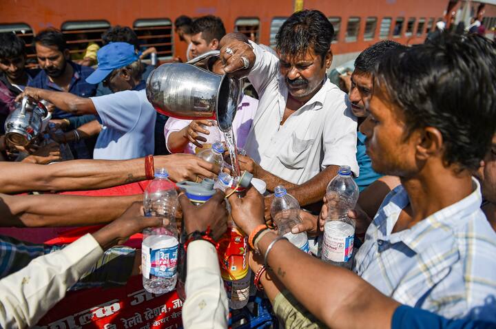 डॉक्टरों का कहना है कि जब भी हीटवेव बढ़े, अपनी सेहत का अधिक ध्यान रखें. इसके लिए जरूरी है कि शरीर में पानी की कमी न होने दें. ठंडे स्थान पर ज्यादा समय बिताएं और लंबे समय तक अधिक गर्मी में न रहें. इसका स्वास्थ्य पर बुरा असर पड़ता है.