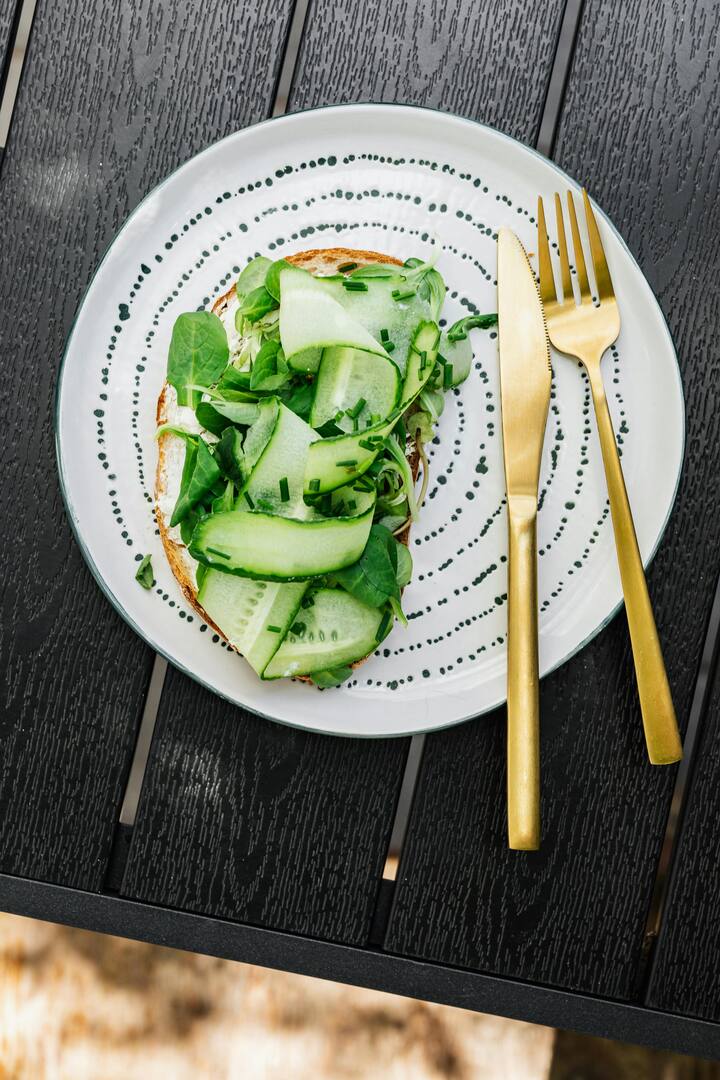 उन्हाळ्यात काकडीचा रस सेवन केल्यास उन्हात जळजळ आणि टॅनिंगपासून आराम मिळतो. इतकेच नाही तर या रसाच्या मदतीने चेहऱ्यावरील चिडचिड, सूज आणि लालसरपणा कमी करता येतो. [Photo Credit : Pexel.com]