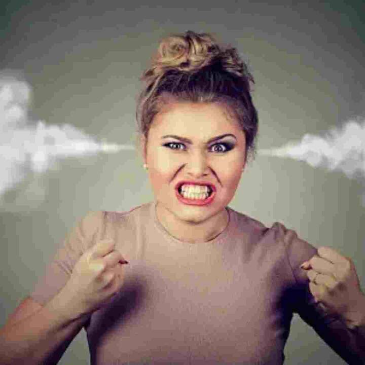 ਆਪਣਾ ਗੁੱਸਾ ਜ਼ਾਹਰ ਕਰੋ। ਕਿਉਂਕਿ ਗੁੱਸੇ ਨੂੰ ਦਬਾਉਣਾ ਤੁਹਾਡੀ ਸਿਹਤ ਲਈ ਠੀਕ ਨਹੀਂ ਹੈ। ਇਸ ਲਈ, ਜਦੋਂ ਵੀ ਤੁਸੀਂ ਗੁੱਸੇ ਮਹਿਸੂਸ ਕਰਦੇ ਹੋ, ਆਪਣੇ ਕਿਸੇ ਨਜ਼ਦੀਕੀ ਜਾਂ ਕਿਸੇ ਅਜਿਹੇ ਵਿਅਕਤੀ ਨਾਲ ਗੱਲ ਕਰੋ ਜਿਸ 'ਤੇ ਤੁਸੀਂ ਭਰੋਸਾ ਕਰ ਸਕਦੇ ਹੋ ਅਤੇ ਉਸ ਨਾਲ ਗੱਲ ਕਰਨ ਨਾਲ ਤੁਹਾਨੂੰ ਮਨ ਦੀ ਸ਼ਾਂਤੀ ਮਿਲੇਗੀ। ਗੁੱਸੇ ਨੂੰ ਸ਼ਾਂਤ ਕਰਨ ਲਈ, 1 ਤੋਂ 10 ਤੱਕ ਗਿਣੋ। ਇਹ ਤੁਹਾਨੂੰ ਆਪਣੀਆਂ ਅੰਦਰੂਨੀ ਭਾਵਨਾਵਾਂ ਨੂੰ ਕਾਬੂ ਕਰਨ ਦੀ ਕਲਾ ਦਿੰਦਾ ਹੈ। ਇਸ ਦੇ ਨਾਲ ਹੀ ਤੁਸੀਂ ਧੀਰਜ ਰੱਖਣਾ ਵੀ ਸਿੱਖੋ।