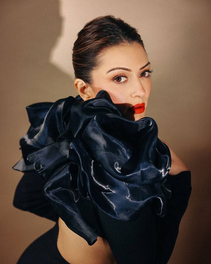 దేశముదురుతో తెలుగులో హీరోయిన్గా ఎంట్రీ ఇచ్చిన హన్సిక.. ఇప్పటికీ హీరోయిన్గా మెప్పిస్తుంది. తన ఫోటోషూట్లతో అభిమానులను ఎంగేజ్ చేస్తుంది. (Images Source : Instagram/Hansika Motwani)