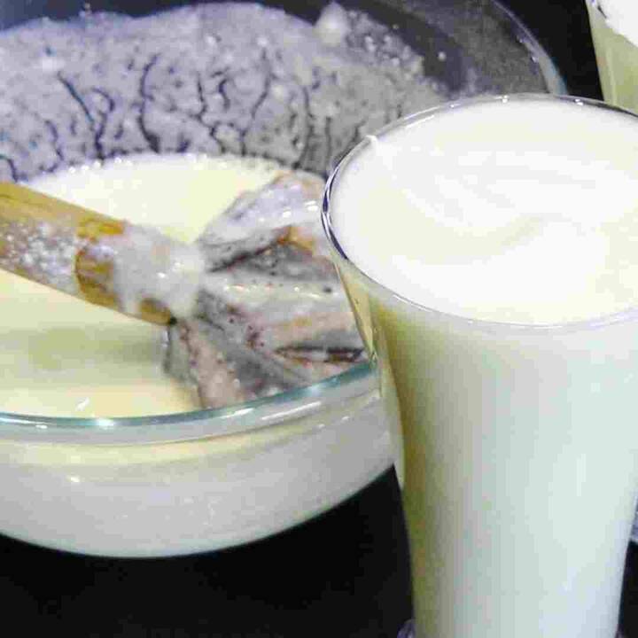 ਗਰਮੀਆਂ ਦੇ ਮੌਸਮ 'ਚ ਅਕਸਰ ਲੋਕਾਂ ਨੂੰ ਐਸੀਡਿਟੀ ਅਤੇ ਪੇਟ ਦਰਦ ਦੀ ਸਮੱਸਿਆ ਦਾ ਸਾਹਮਣਾ ਕਰਨਾ ਪੈਂਦਾ ਹੈ, ਅਜਿਹੇ 'ਚ ਮੱਖਣ ਤੁਹਾਨੂੰ ਇਸ ਸਮੱਸਿਆ ਤੋਂ ਰਾਹਤ ਦੇ ਸਕਦਾ ਹੈ।  ਜੇਕਰ ਤੁਸੀਂ ਇਸ ਮੌਸਮ 'ਚ ਭਾਰ ਘੱਟ ਕਰਨਾ ਚਾਹੁੰਦੇ ਹੋ ਤਾਂ ਲੱਸੀ ਨੂੰ ਆਪਣੀ ਡਾਈਟ 'ਚ ਸ਼ਾਮਲ ਕਰ ਸਕਦੇ ਹੋ।