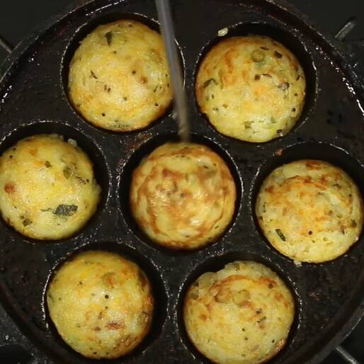 முட்டையில் பெரிய வெங்காயம், தக்காளி, பச்சை மிளகாய், கேரட், முட்டை கோஸ்,கொத்தமல்லி இலை அனைத்தையும் பொடியாக நறுக்கி கலக்கிக் கொள்ளவும்.