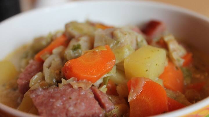 மசாலா பொருட்கள் ஆறியதும் அதனுடன், இஞ்சி, பூண்டு, பச்சைமிளகாய், ஊறவைத்த முந்திரி பருப்பு, ஊறவைத்த கசகசா மற்றும் துருவிய தேங்காய் சிறிதளவு தண்ணீர் சேர்த்து விழுதாக அரைத்து கொள்ளவும்.