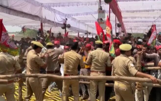 ड्यूटी के दौरान उन्हें चक्कर की शिकायत आई. साथी पुलिस कर्मियों ने उन्हें पास के एक छोटे पेड़ के नीचे बिठाया, पर जल्द ही उनकी तबीयत बिगड़ने लगी.