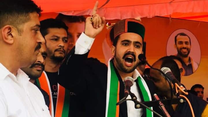 कंगना इसी बयान के बाद करणी सेना एक्टिव हो गई और कंगना के खिलाफ मोर्चा खोल दिया. करणी सेना का कहना है कि कंगना चुनाव में जीतने के लिए और बयान बाजी करने के लिए अपनी मर्यादा भूल गई है.