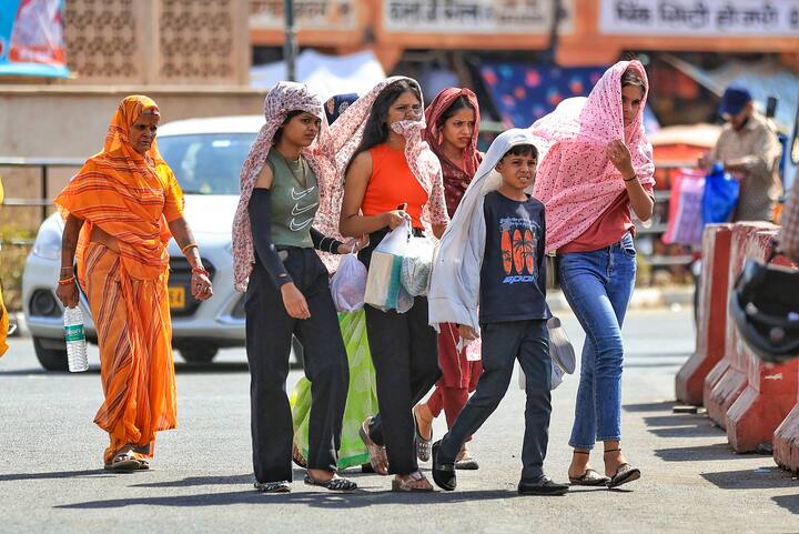 मौसम विभाग के अनुसार रात में भी न्यूनतम तापमान 30 से 31 डिग्री के आसपास बना रहता है, जो किसी सामान्य दिन की तरह गर्म होता है. बता दें सुबह नौ बजे ही तापमान 38 डिग्री तक पहुंच जा रहा है.