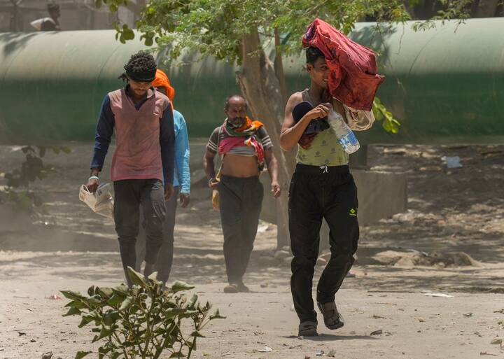 वहीं दिल्ली की मानक वेधशाला सफदरजंग में अधिकतम तापमान 45.8 डिग्री सेल्सियस रिकॉर्ड किया गया, जो सामान्य से पांच डिग्री सेल्सियस ज्यादा है. हालांकि शहर के बाहरी इलाके मुंगेशपुर और नरेला में पारा 49.9 डिग्री सेल्सियस दर्ज किया गया जो सामान्य से नौ डिग्री सेल्सियस अधिक है. वहीं नजफगढ़ में 49.8 डिग्री  तापमान, जबकि पीतमपुरा और पूसा में 48.5 डिग्री सेल्सियस रहा.