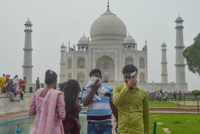 उत्तर भारत के लिए राहत भरी खबर है. आईएमडी के मुताबिक अरब सागर में चक्रवाती स्थिति बन रही है. जिसके कारण अगले दो-तीन दिनों में उत्तर-पश्चिम से पूर्व की ओर हवा चलने की संभावना है।